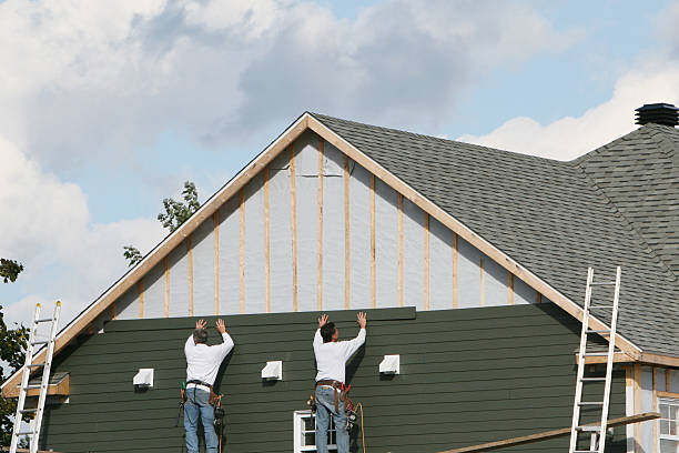Professional Siding technician working in Algonquin, IL